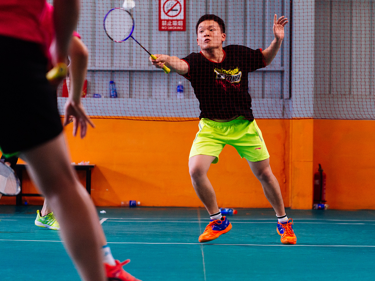 靠一个或两 靠一个或两